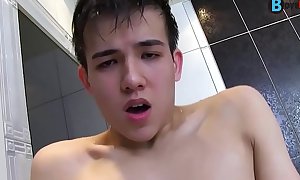 Entzü_ckender asiatisch Junge Alexandre Lee, der seinen Hahn respecting der Badewanne erforscht
