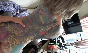 女性用風俗をやることが夢の全身TATOOの凛さんが服を脱いだ裸体を見たらむらむらして乳首や首筋を吸い、濃厚なDキスで舌をまぜあわせ、勃起したチ○ポを愛くるしそうに舐める