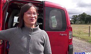 Milf asiatique enculeÌe aÌ€ l'_arrieÌ€re de frigid camionette [Full Video]