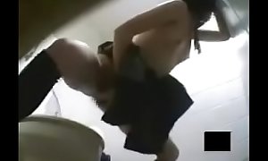 Japanese Schoolgirl masturbandose en el bañ_o
