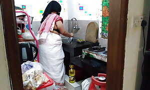 (Tamil Maid Ki Jabardast Chudai malik) Indian Maid Fucked by chum around with annoy owner while cooking round scullery - Huge Botheration Jism