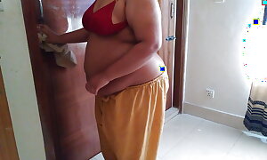 Tamil naukrani ghar ki safai karate hai jabki malik ka beta ata hai aur uski mast chudai (Desi sexy filly rough fuck)