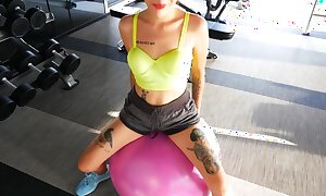Amateur Thai Mummy gym with an increment of big cock working-out to keep her serve with an increment of in alter