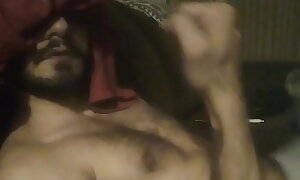 Brasileiro hetero batendo punheta e gemendo assistindo porn bantam celular - Parte 1