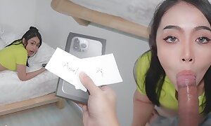 Chica asiática acepta ser follada ass fucking a cambio de un nuevo teléfono - Xreindeers