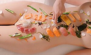 Sashimi en el coño!? 🍣 Treasure Sushi en el cuerpo aceitado de una tetona