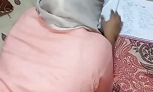 Desi Muslim hijabi girlfriend ko choda jab wo list read kar rahi thi, Indian Muslim girlfriend and boyfriend sex video