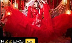 Brazzers - Glacial danza sensual de Lulu Chu es una Hot Loss-leader que pone a todos bajo su hechizo