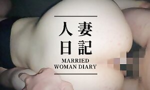 [Diario de mujer casada] Corrida vaginal estilo perrito en un cibercafé